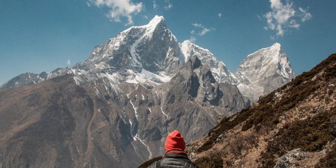 Attribution : https://unsplash.com/photos/-jbsw_GUK74 - a person standing in front of a mountain